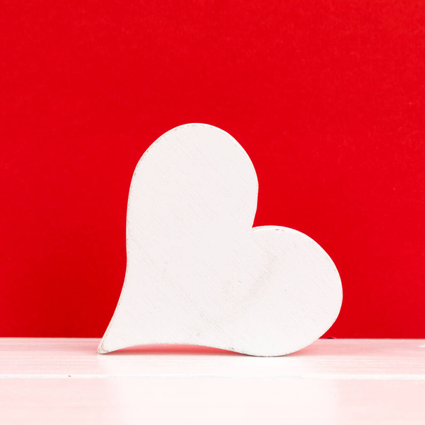 red heart on wooden background - Foto, Bild