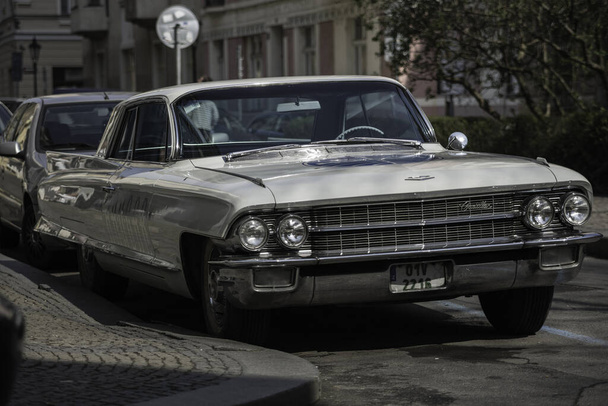 old car in the city - Foto, Imagen