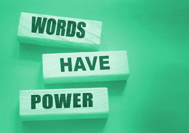 Words Have Power - tekst op houten blokken op donkergrijze achtergrond. Krachtige kracht van communicatie, storytelling business concept. - Foto, afbeelding