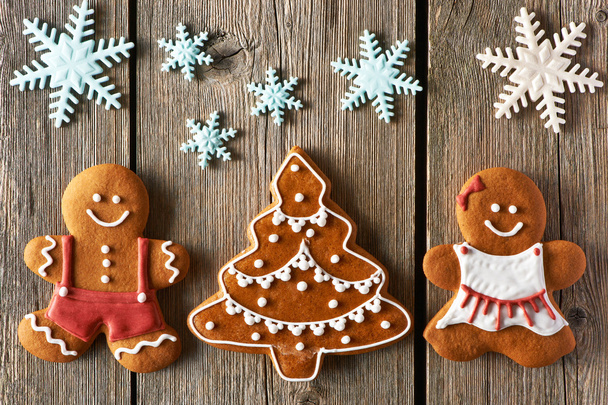 クリスマス ジンジャーブレッドのカップルとツリーのクッキー - 写真・画像