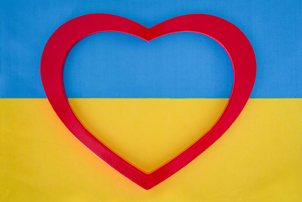 Флаг Украины и сердце. Концепция мира и любви в Украине. - Фото, изображение