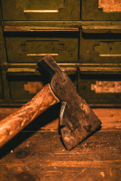 old rusty hammer on a wooden background - Zdjęcie, obraz