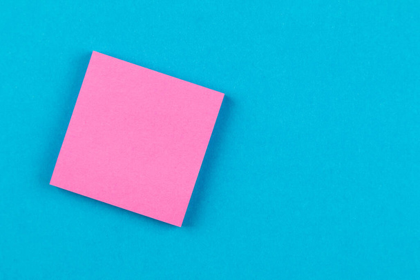 blank sticky note on pink background - Foto, afbeelding