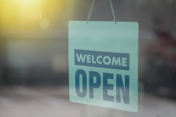 Otevřít a uvítací znamení širokým sklem okna dát zákazníkům vědět - Fotografie, Obrázek