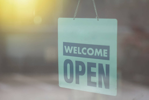 Otevřít a uvítací znamení širokým sklem okna dát zákazníkům vědět - Fotografie, Obrázek