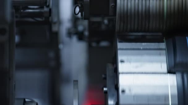 Szczegółowa gumowa taśma na mechanicznej automatycznej maszynie obracającej się w zakładzie - Materiał filmowy, wideo