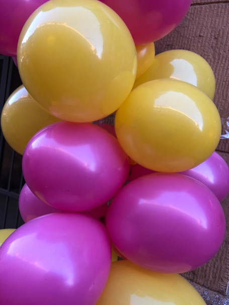 Palloncini gialli e rosa - Foto, immagini