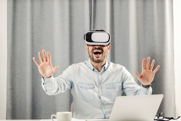 Чоловік в домашньому офісі має чудовий досвід VR
. - Фото, зображення