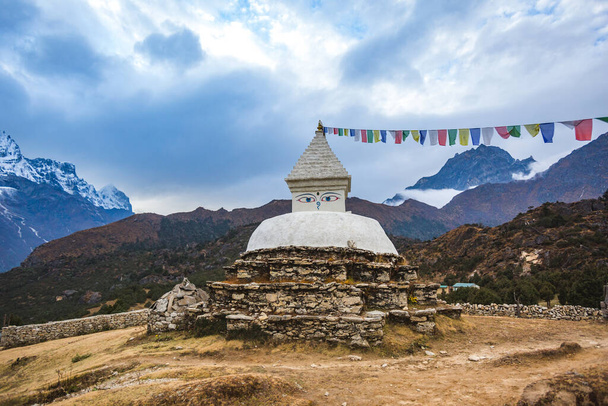 Buddhist stupa near Kumjung village in Himalayan mountains, Nepal - Fotoğraf, Görsel