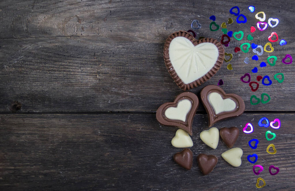 chocolate candies on wooden background - Foto, afbeelding