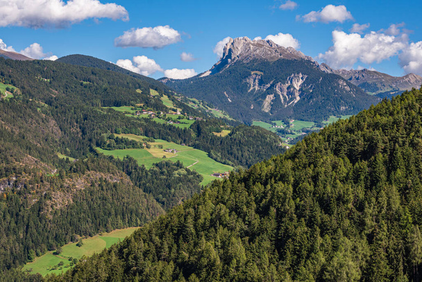 beautiful landscape with mountains and green trees - Foto, afbeelding