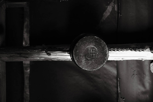 old rusty metal door with a black handle - Φωτογραφία, εικόνα