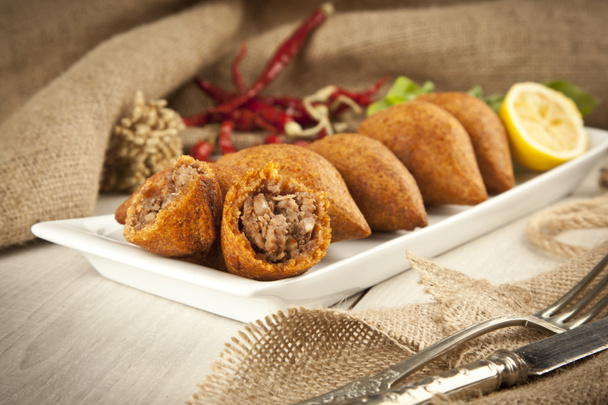 Turkse ramadan voedsel gevuld icli kofte (gehaktbal) falafel - Foto, afbeelding