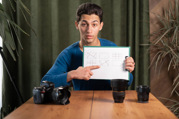 arab Guy-fotógrafo registra um vídeo tutorial para fotógrafos fala sobre diferentes tipos de grades composicionais. Treinamento de fotografia online, cursos para fotógrafos. vista da webcam - Foto, Imagem