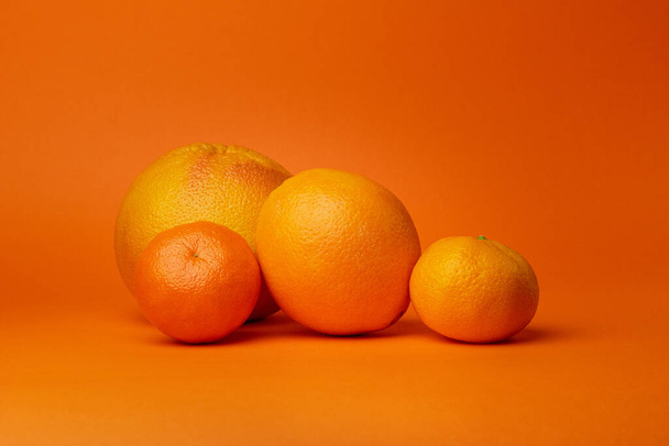 orange and yellow grapefruit on a brown background. top view, close-up. - Foto, imagen