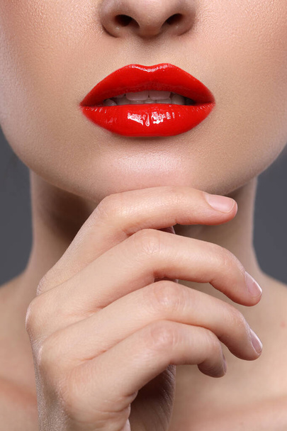 Fiatal nő gyönyörű piros ajkak, közelkép - Fotó, kép