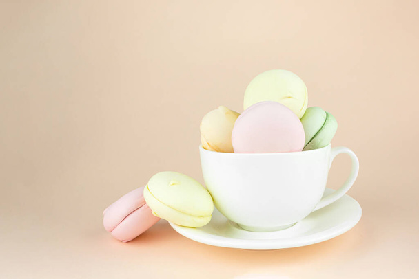 Sweet and colourful marshmallows looks like french macaroons. Brignt macarons for sweet break - Фото, зображення
