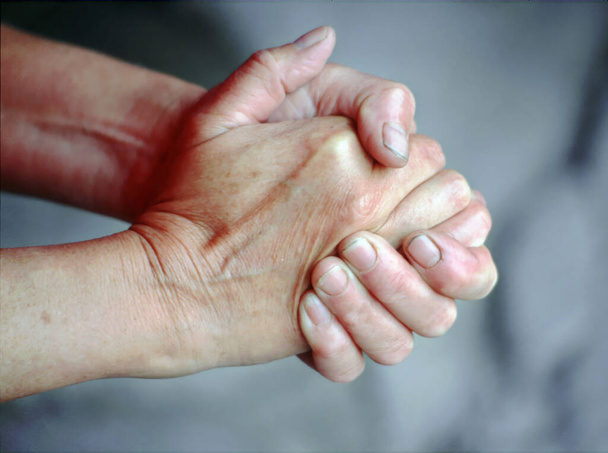 close up of a hand of a woman holding a baby's hands - Foto, immagini