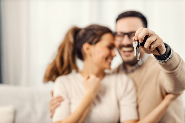 Kocasının elinde, kendisi ve karısı için yeni evin anahtarlarını tutarken.. - Fotoğraf, Görsel