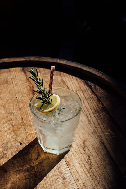 a glass of lemonade with lemon and mint - Foto, afbeelding