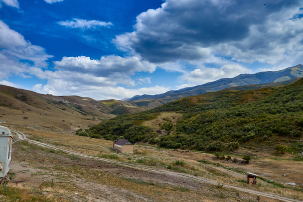 vista panorâmica das colinas verdes e da remota fazenda - Foto, Imagem
