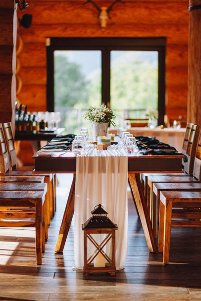 beautiful wedding table setting with flowers and chairs - Φωτογραφία, εικόνα