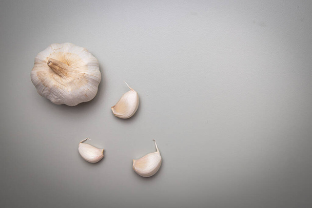 garlic cloves on a gray background. top view. - Foto, Bild