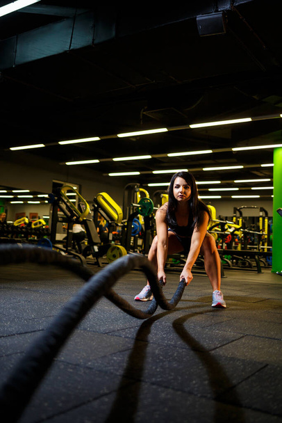 Girl performs exercises in the gym. - Foto, immagini