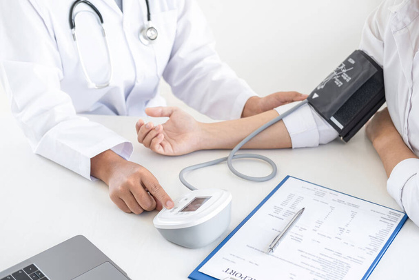 Médecin utilisant une mesure de la pression artérielle vérifier le patient avec l'examen, présenter les résultats symptômes et recommander la méthode de traitement, Soins de santé et concept médical. - Photo, image