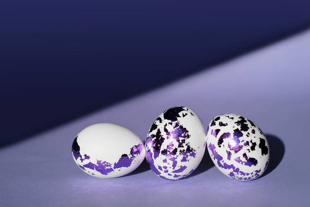 Decorato con colorate uova di pollo bianco foil lucido per il giorno di Santa Pasqua. La tradizione di colorare le uova in una festa religiosa - Foto, immagini
