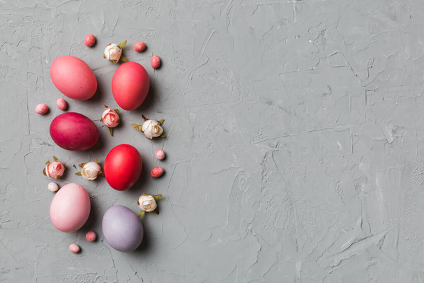 ünnep előkészítése Multi színek Húsvéti tojás színes háttér. Pasztell színű húsvéti tojás. üdülési koncepció másolási hellyel. - Fotó, kép