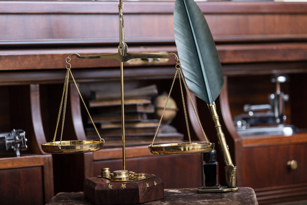 公証人の机の上に法律書が置かれた司法の規模. - 写真・画像
