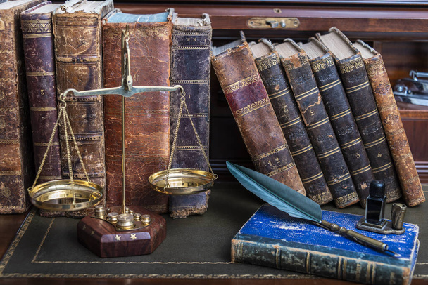 Escalas de justiça com livros de direito na mesa do notário público em exercício
. - Foto, Imagem