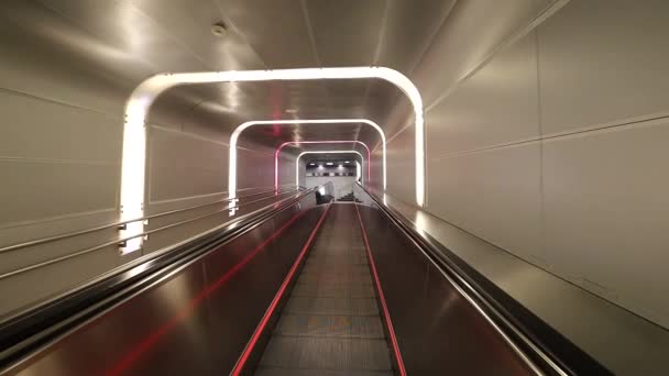 Oslo, Norwegia Schody ruchome w tunelu na dworcu centralnym w Oslo.  - Materiał filmowy, wideo