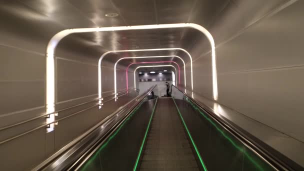 Oslo, Norsko Eskalátor v tunelu na hlavním nádraží Oslo.  - Záběry, video