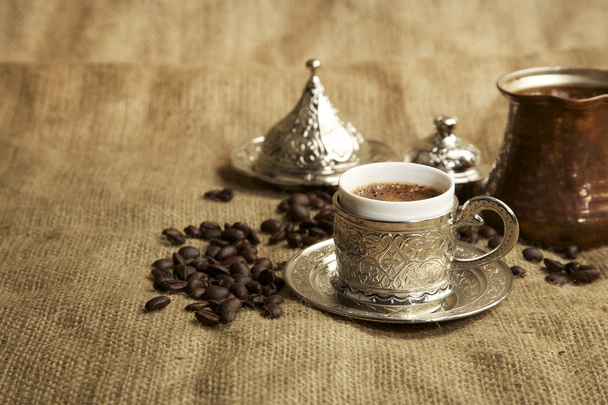 Традиционная турецкая концепция кофе и блюдца
 - Фото, изображение