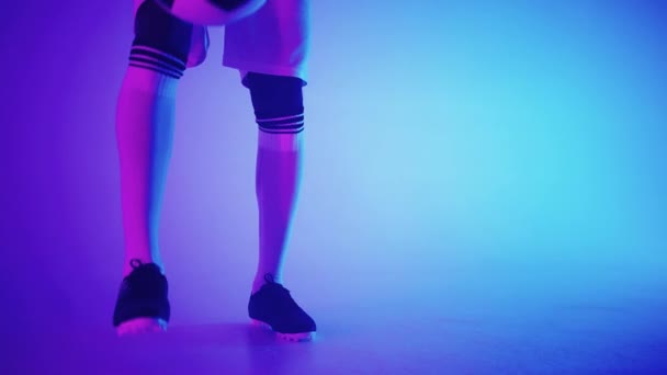 keepie uppie ικανότητα του ταλαντούχου ποδοσφαιριστή, closeup των ποδιών στο ποδόσφαιρο μπότες και μπάλα στο στούντιο - Πλάνα, βίντεο