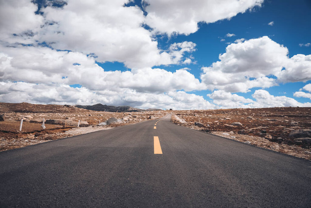 asphalt road in the desert - Φωτογραφία, εικόνα