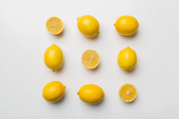 Renkli arka plan olarak pek çok taze limon, üst manzara. Limon ve limon dilimlerinin zarif arka planı Üst görünüm düz yatıyordu. - Fotoğraf, Görsel