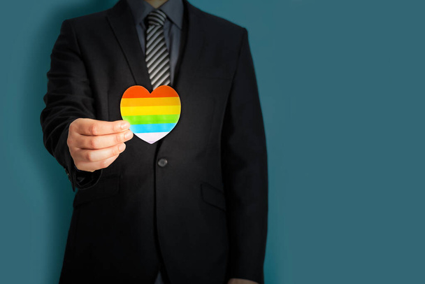 gay pride drapeau et coeur en forme de fond coloré - Photo, image