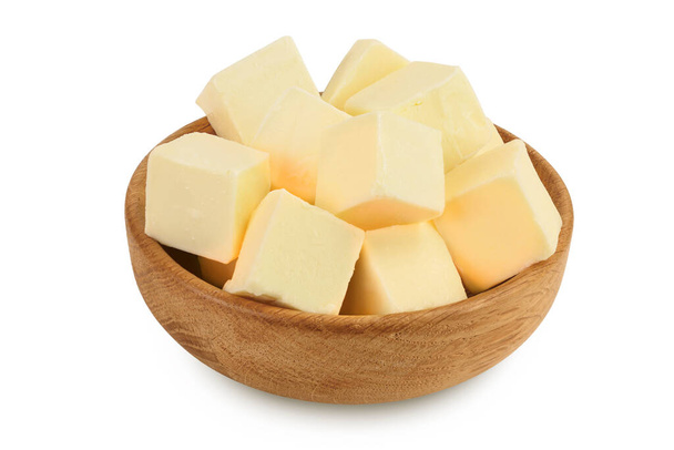 cubes de beurre dans un bol en bois isolé sur fond blanc avec chemin de coupe et pleine profondeur de champ - Photo, image