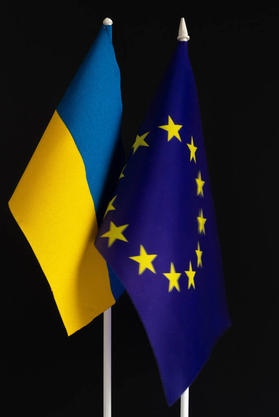 Flagi Ukrainy i Unii Europejskiej odizolowane - Zdjęcie, obraz