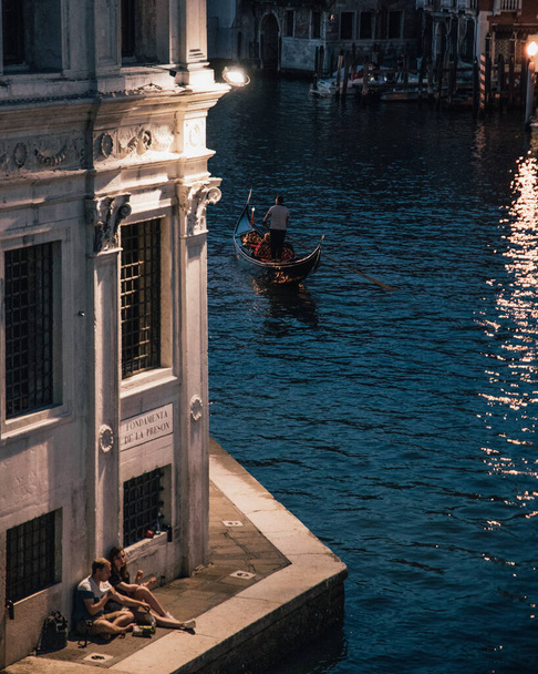 Wenecja, Włochy-okolice wrzesień 2019: wenecka woda i łodzie w wielkim kanale w mieście - Zdjęcie, obraz