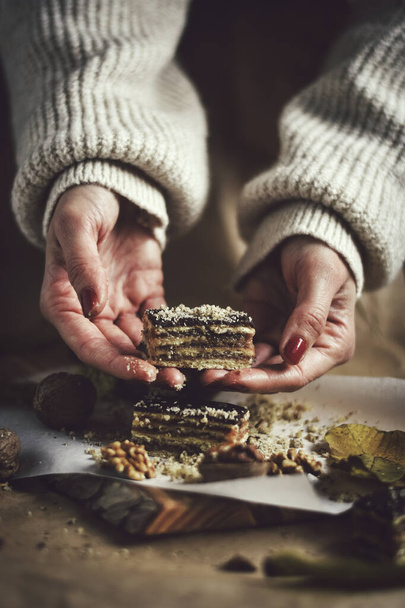 hands of a woman holding a piece of cookie - Foto, immagini