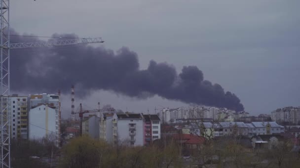 Zwarte rook na een raketaanval op de luchthaven van Ivano-Frankivsk in Oekraïne. De eerste uren van de oorlog in Oekraïne op 24 februari 2022. - Video