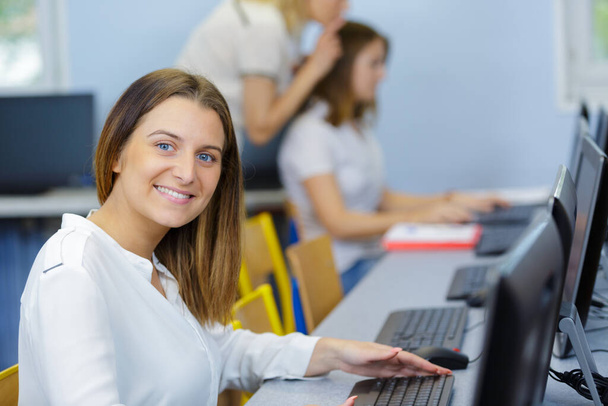 portrait of young lady in computer class - Foto, afbeelding