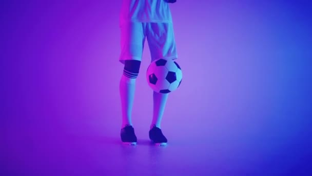 fiducioso e qualificato giocatore di calcio africano sta dribbling palla in studio, ritratto del calciatore - Filmati, video