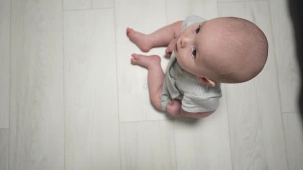 Glückliches kleines Baby spielt und krabbelt durch das Zimmer - Filmmaterial, Video