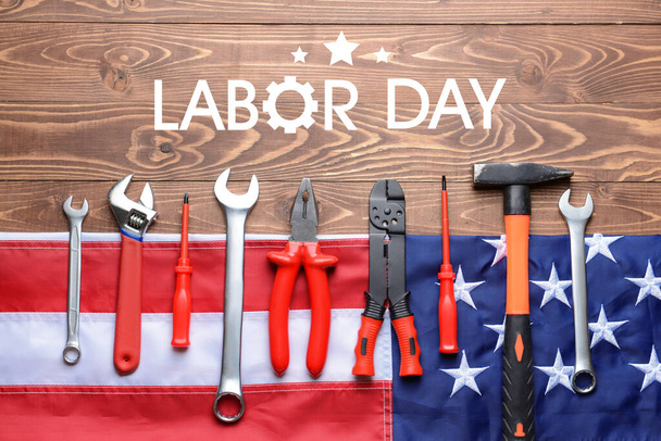 Carte de voeux pour la fête du travail avec ensemble d'outils et drapeau des États-Unis - Photo, image