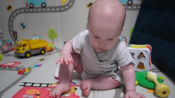 Boldog kisbaba játszik és mászik a szobában - Felvétel, videó